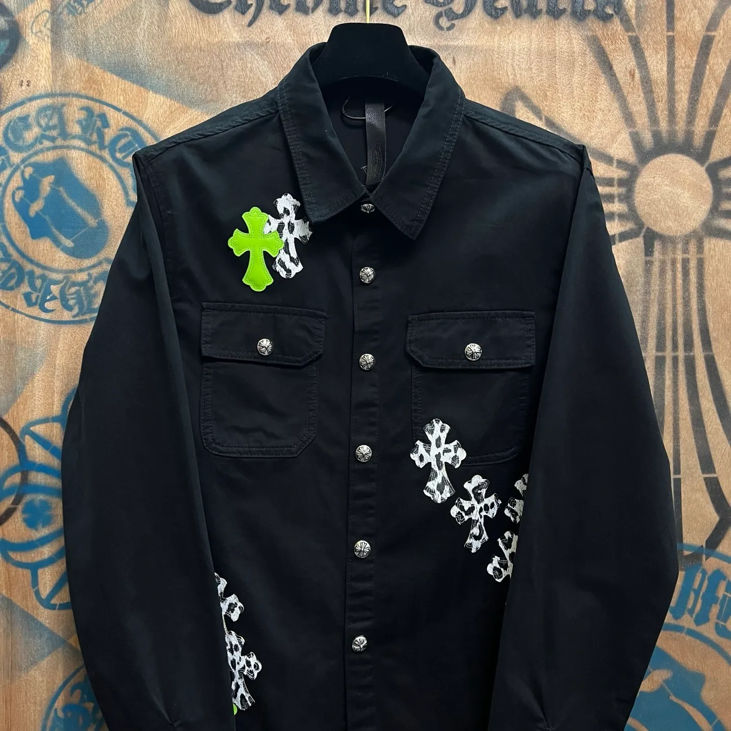 P610 Wang Zha has a new one! Heavy 15.5oz! Kill all market versions instantly! The price has bottomed out. Chrome Hearts Haute Couture Chrome Hearts patchwork leather denim jacket. The choice of high-grade twill denim custom-made fabrics is very important. It distinguishes the low version and wrong version of all pure black denim fabrics on the market. The cross patchwork leather is all imitation lambskin. All dyeing is completely restored without color difference. The inner leather label is first-layer calfskin. All hardware is 925 silver plated. It distinguishes all versions on the market. There is no better casual comparison in the market. Same style for men and women S-XL